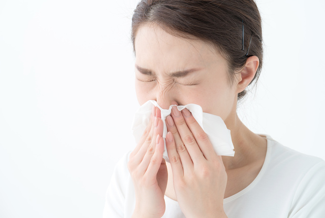 鼻をかむ女性