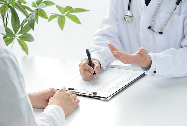 診断をする医師