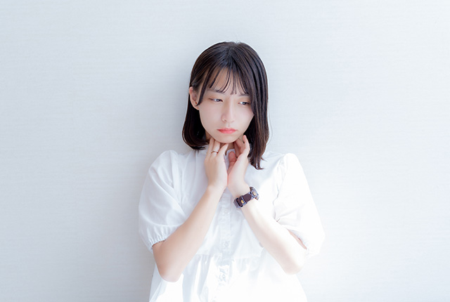 喉に不調がある女性